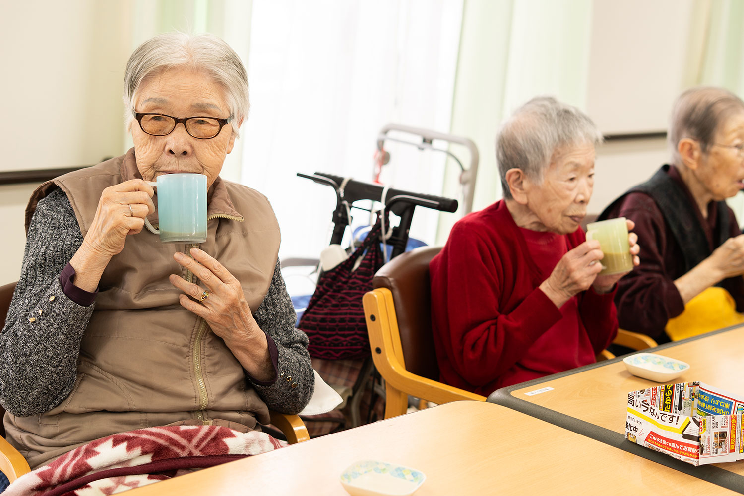 おやつの時間は、笑顔とおしゃべりがあふれるひとときです。