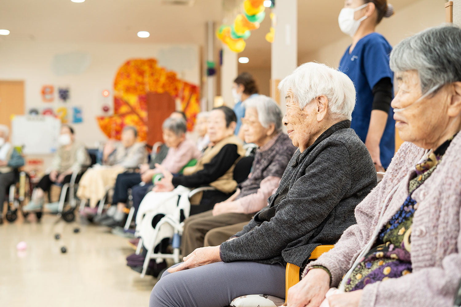 楽しみながら心も体も元気に。笑顔広がるレクリエーションの時間です。