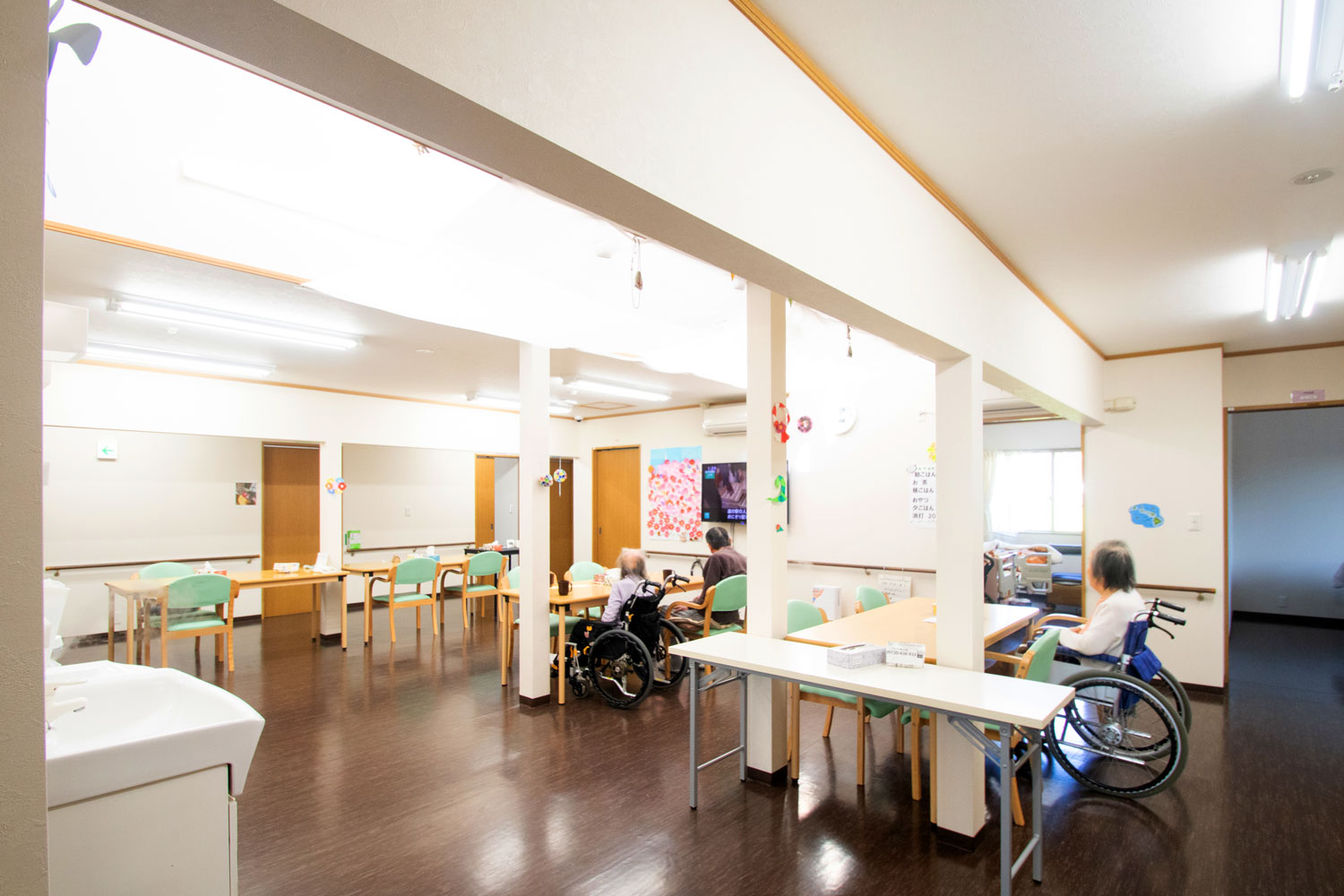 明るく開放的な室内が、暮らしにぬくもりを添えます。